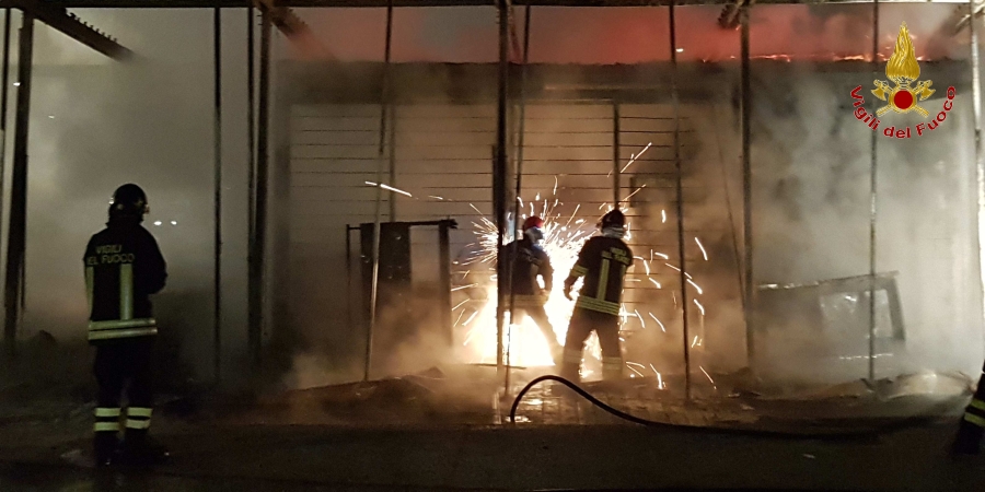 Macerata, interventi dei Vigili del fuoco per l'incendio di un appartemento e di un chiosco