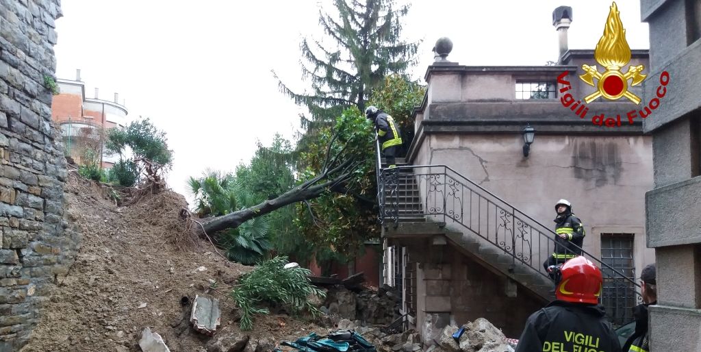 Trieste, dissesto statico fa crollare un muro