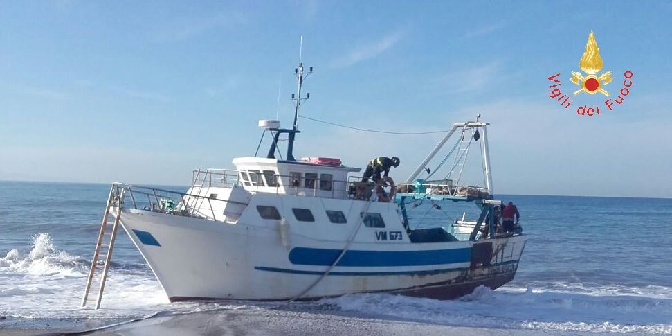 Catanzaro, i Vigili del fuoco in soccorso di un motopeschereccio in avaria