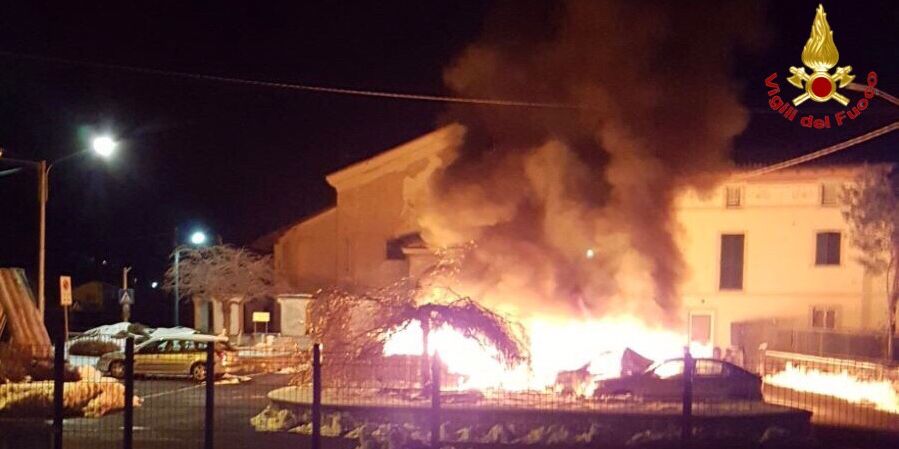 Varese, incendio autovetture nel comune di Azzio