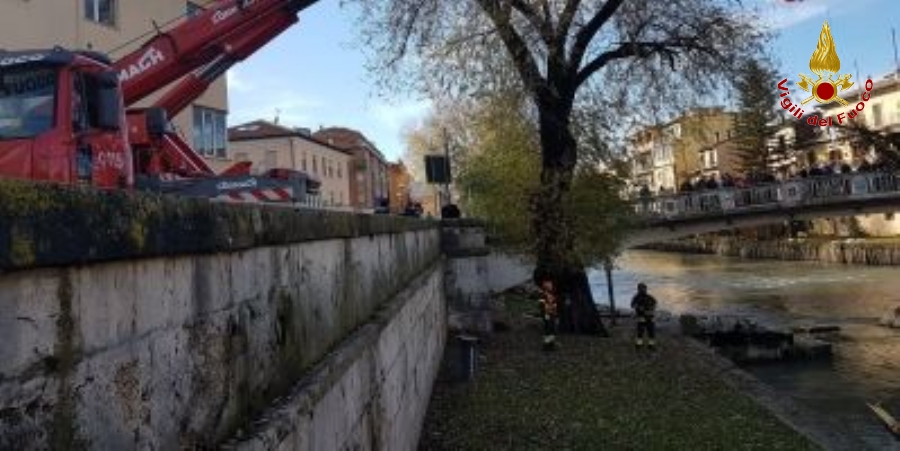 Rieti, intervento dei Vigili del fuoco per liberare il vecchio ponte romano sul Velino