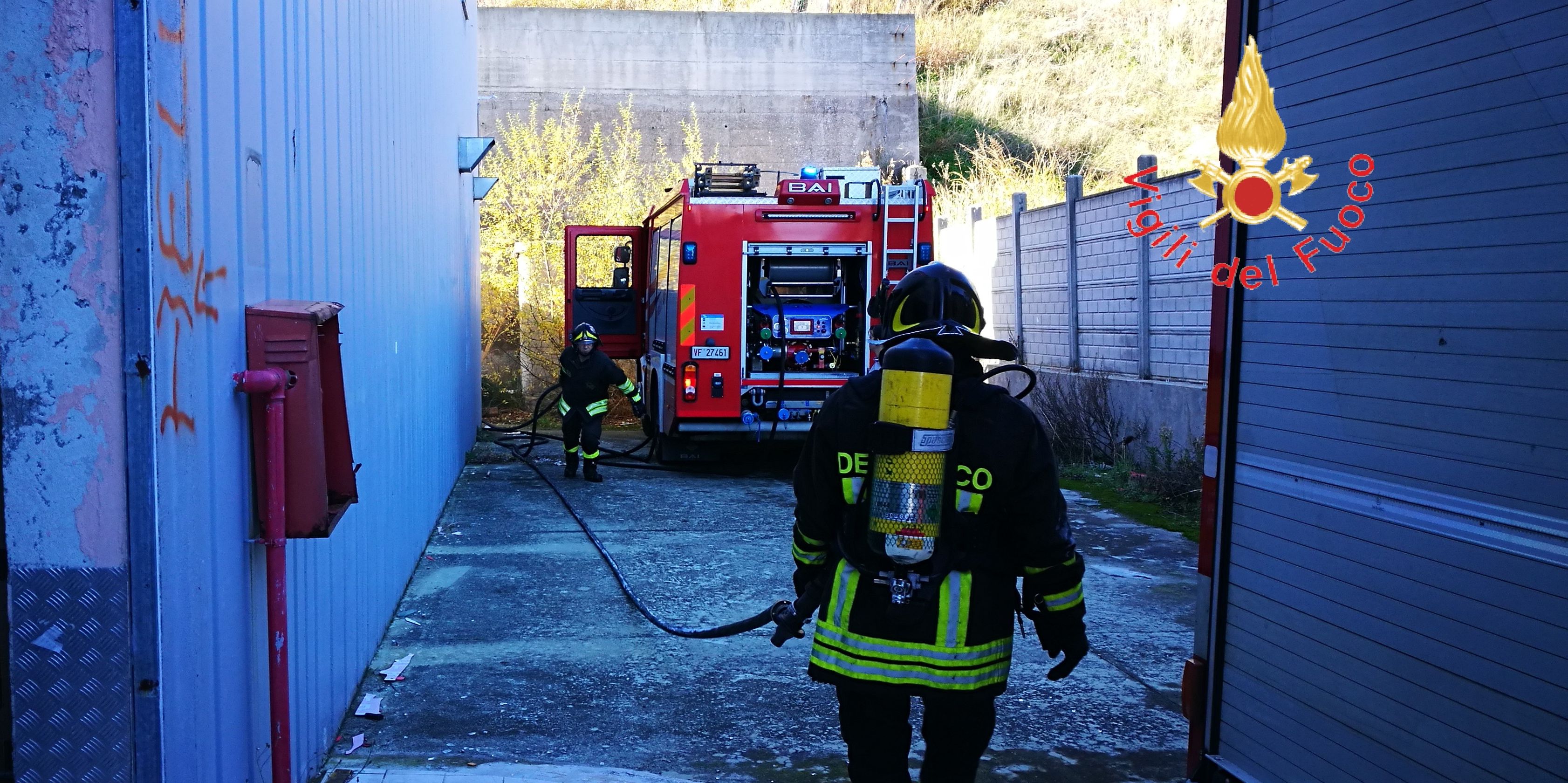 Catanzaro, incendio nei capannoni dell'ex stabilimento Standa