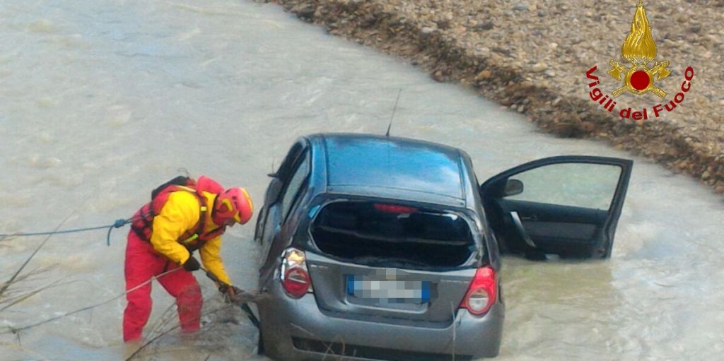 Ascoli Piceno, recupero autovettura finita nelle acque del fiume Ete