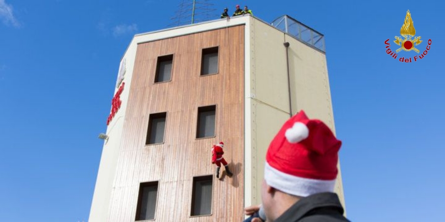 Salerno, conclusa la tradizionale manifestazione "Babbo Natale dal cielo"