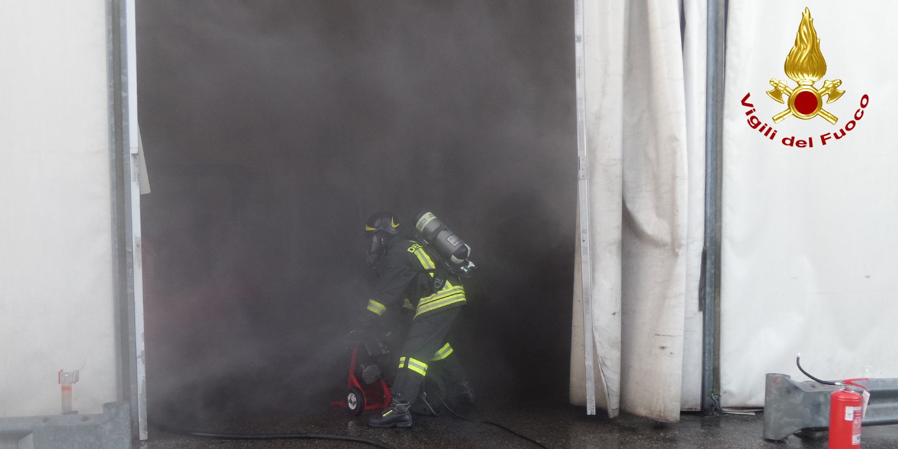 Padova, principio d'incendio in struttura in telo-gommato adibita a stoccaggio