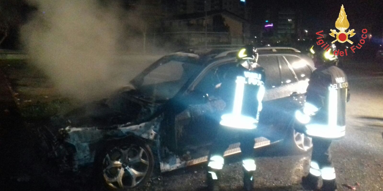 Cosenza, in fiamme autovettura in centro città