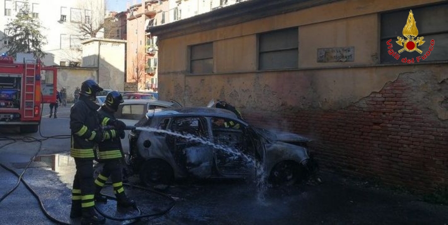 La Spezia, incendio autovettura in città