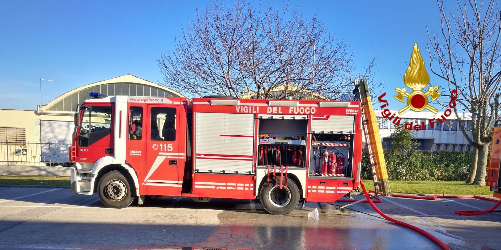 Prato, incendio capannone industriale in località Mezzana