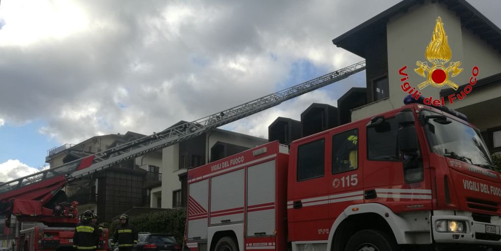 Avellino, incendio tetto in legno di un appartamento