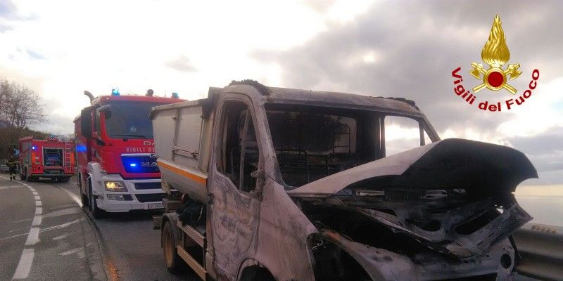 Cosenza, incendio automezzo per la raccolta dei rifiuti nel comune di Paola