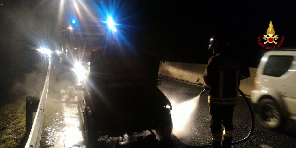 Pistoia, incendio autovettura sul raccordo autostradale alla periferia della città
