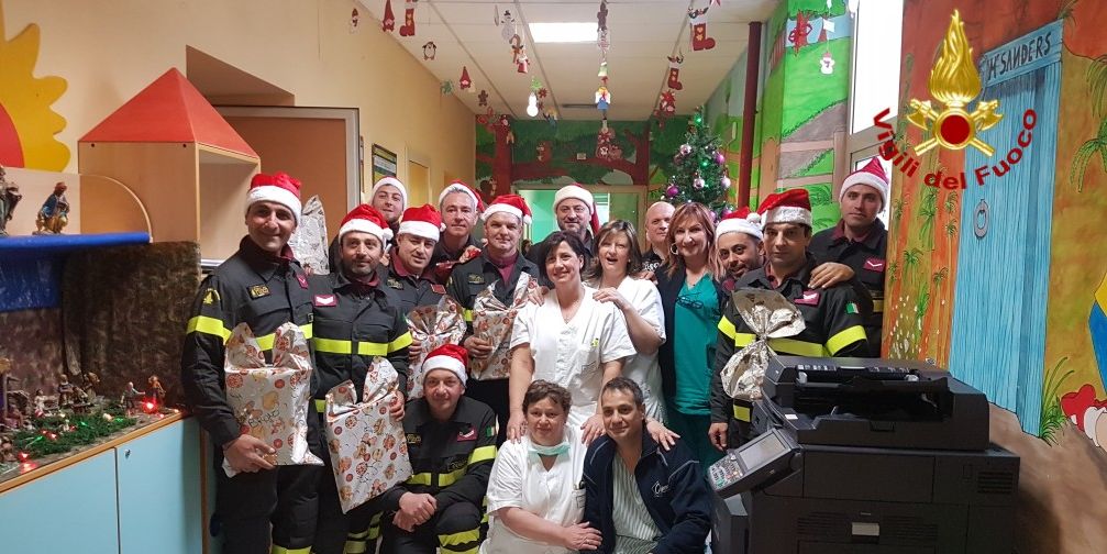 Cosenza, iniziativa di solidarietà dei Vigili del fuoco presso l'Ospedale dell'Annunziata