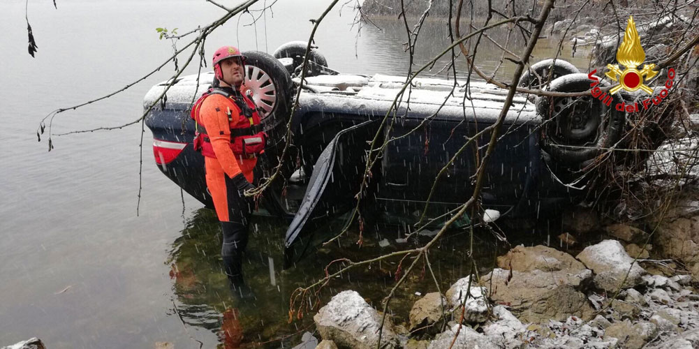 Varese, intervento di soccorso a persona per auto finita sulla riva del lago Ceresio