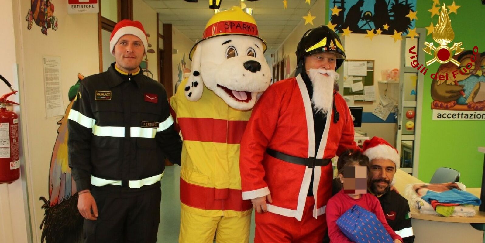 Pordenone, i Vigili del fuoco in visita al reparto di pediatria dell'Ospedale civile