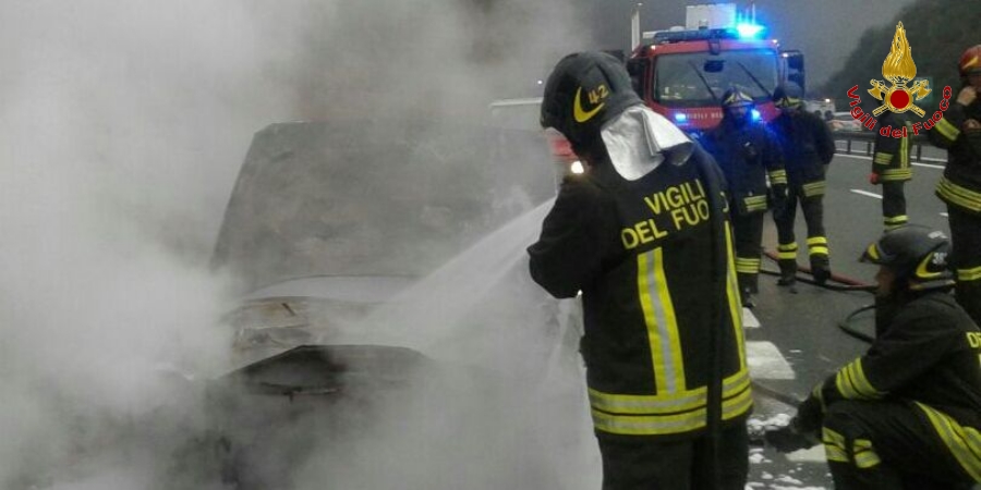 La Spezia, incendio auto sull'autostrada azzurra "A.12"