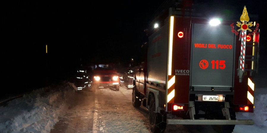 Chieti, soccorse dai Vigili del fuoco due famiglie bloccate dalla bufera di neve
