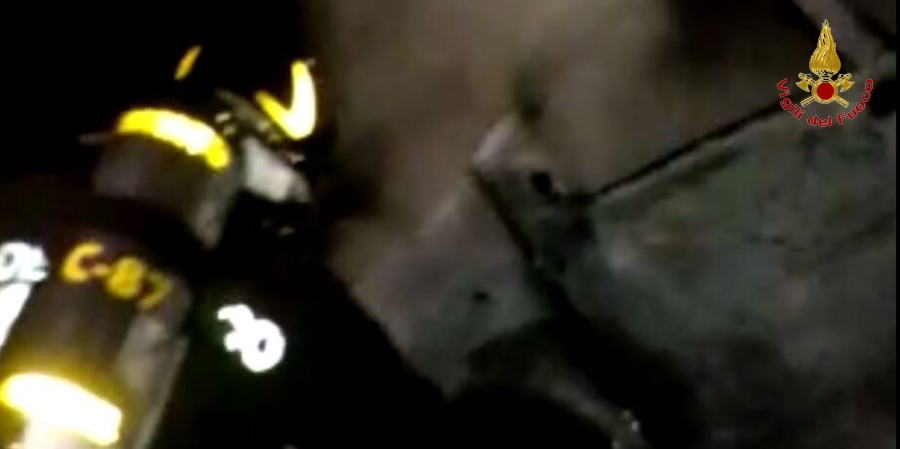 Teramo, un Vigile del fuoco, libero dal servizio, salva la vita ad un giovane bloccato nella propria auto in fiamme