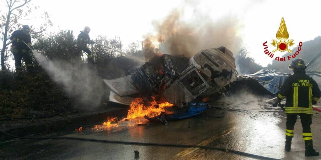 Savona, in fiamme camion sull'autostrada "A.10"