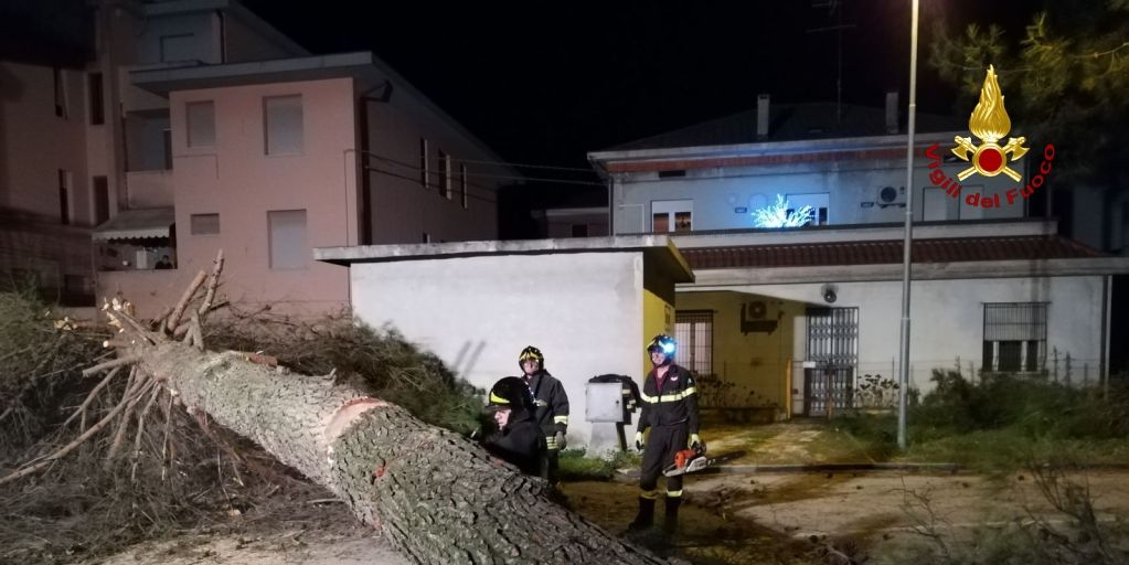 Ancona, diversi interventi dei Vigili del fuoco a causa del vento forte su tutta la regione