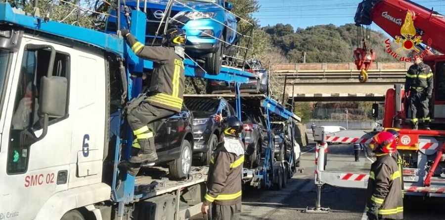 La Spezia, una bisarca con carico di auto é rimasta incastrata sotto un ponte ferroviario