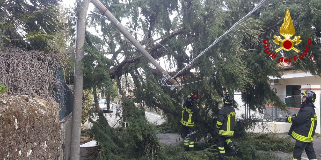 Catania, i Vigili del fuoco chiamati a fronteggiare avverse condizioni meteo su tutta la provincia