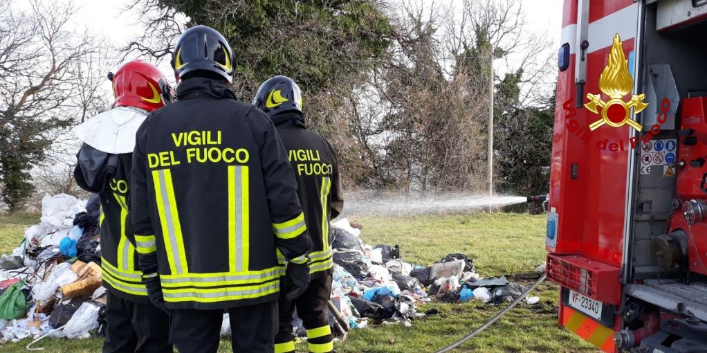 Ancona, incendio rifiuti nel comune di San Paolo di Jesi