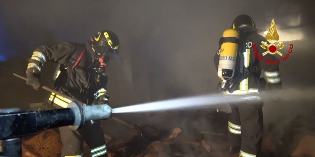 Ancona, incendio all'interno di uno stabilimento dismesso nel comune di Chiaravalle