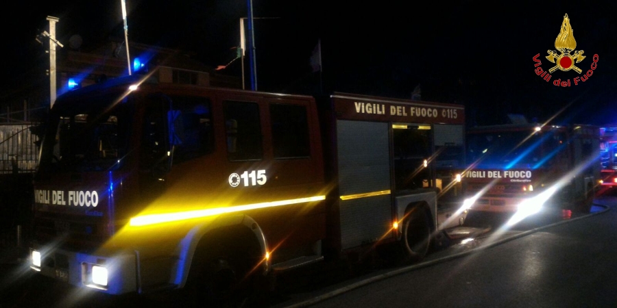 Roma, incendio capannone in zona Casal del Marmo