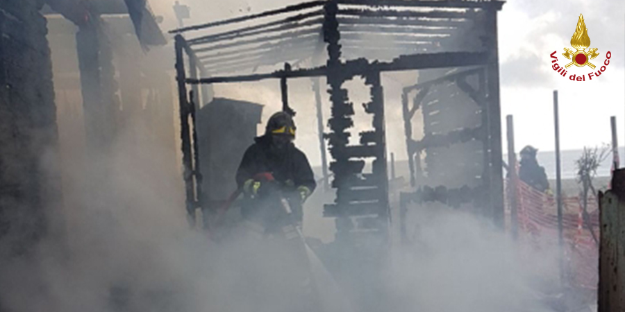 Catanzaro, incendio in una struttura balneare