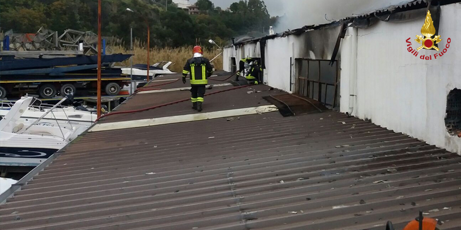 Soverato, incendio capannone