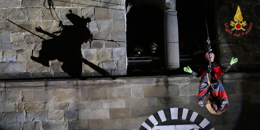 Pistoia, la Befana dei Vigili del fuoco