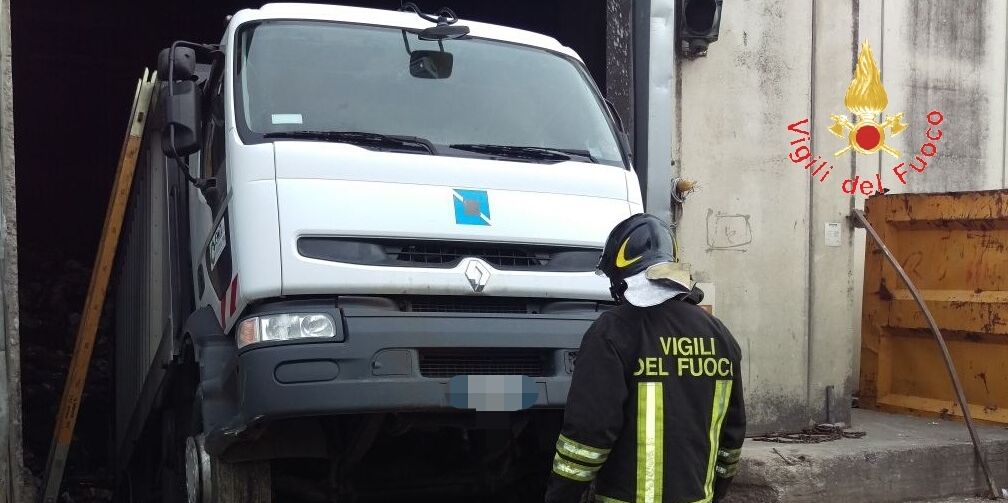 Catanzaro, i Vigili del fuoco recuperano automezzo compattatore incidentato