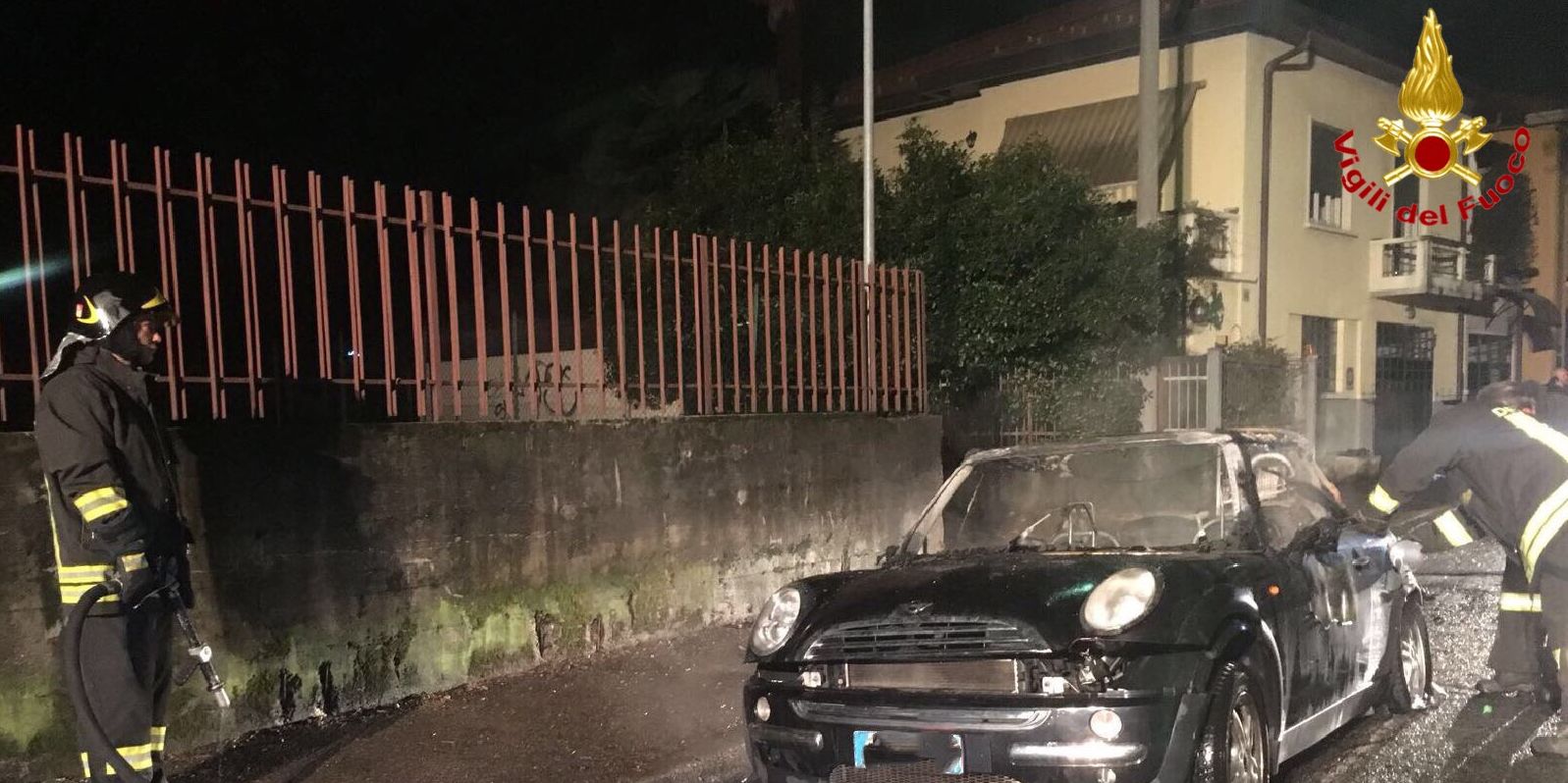 Varese, incendio autovettura nel centro città