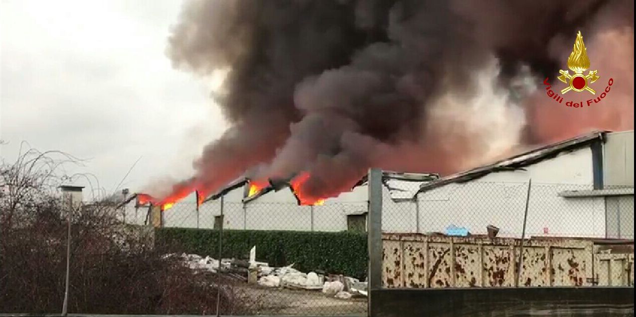 Treviso, in fiamme azienda produttrice mobili per bagno