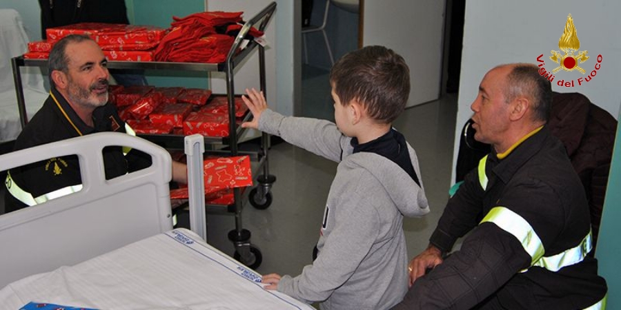 Siena, la Befana dei Vigili del fuoco