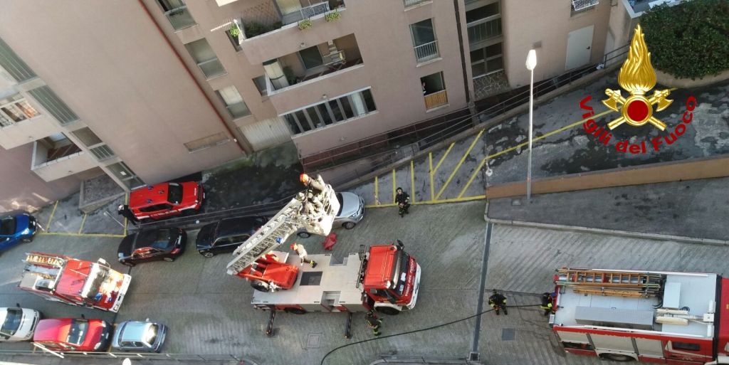 Trieste, incendio balcone al sesto piano di uno stabile
