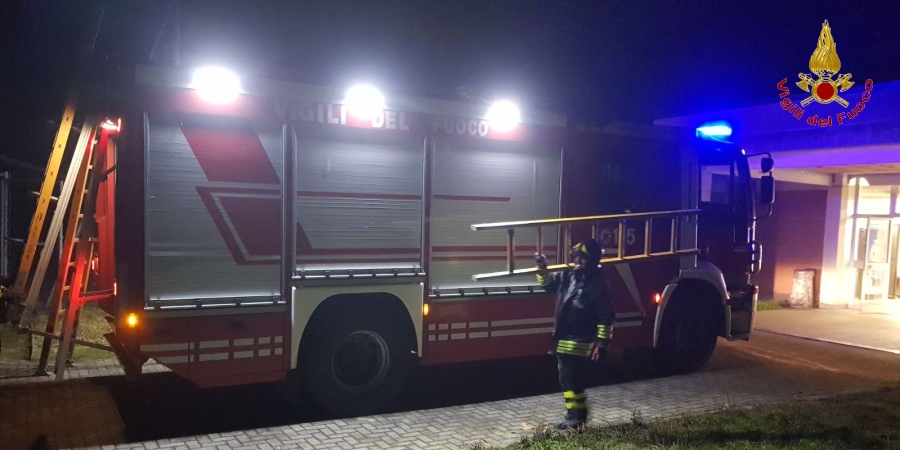 Novara, incendio palestra in un edificio scolastico