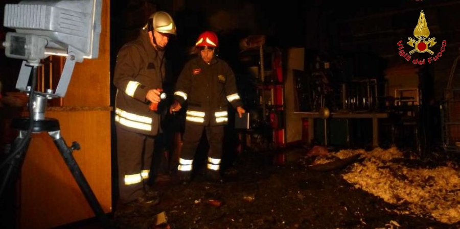 Sassari, incendio in azienda di mobili e componenti di arredo nel comune di Olbia