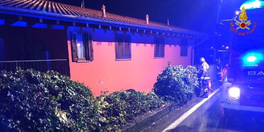 Verbania, auto precipita in un giardino