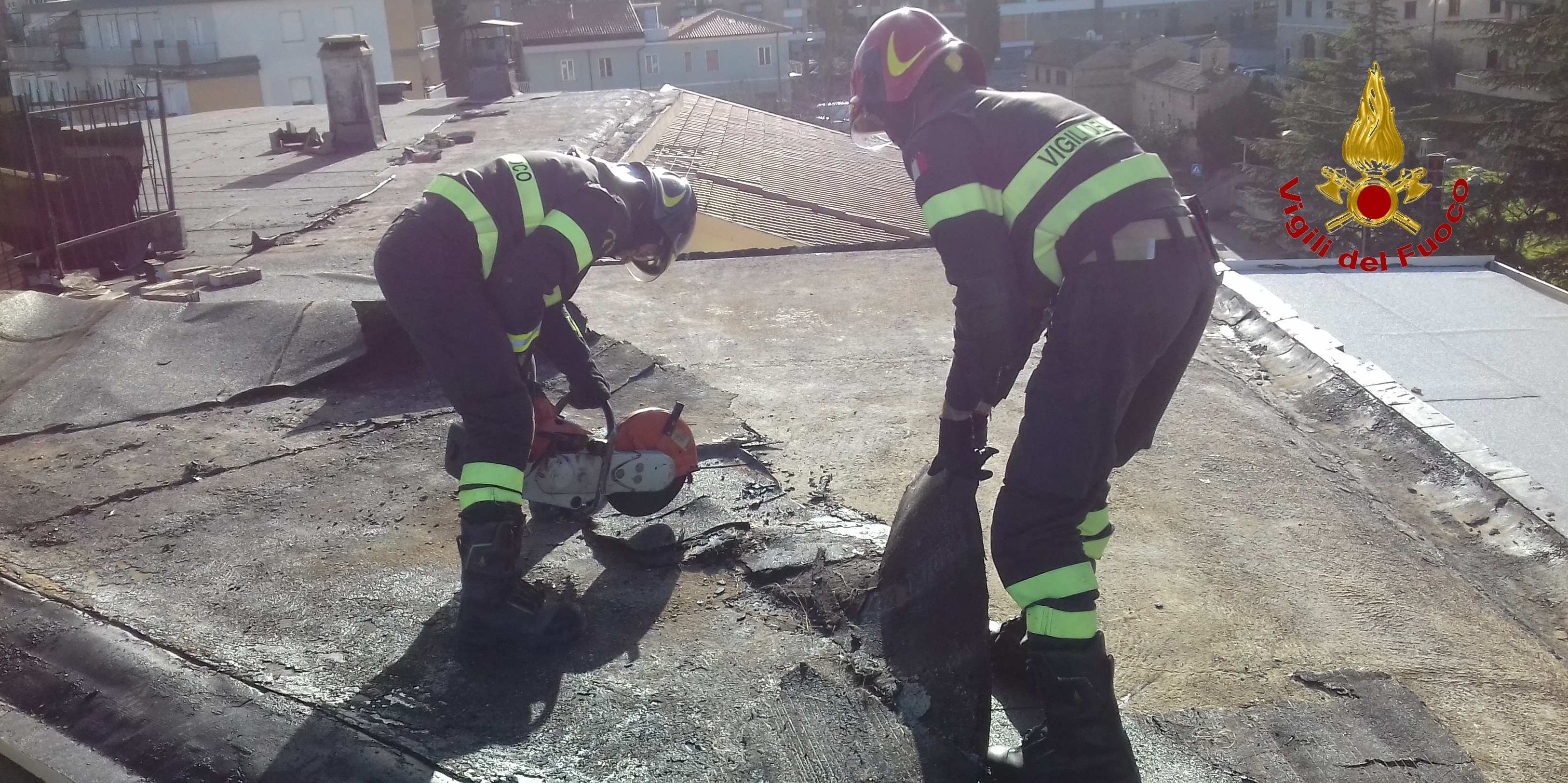 Macerata, continua l'impegno dei Vigili del fuoco a causa del forte vento
