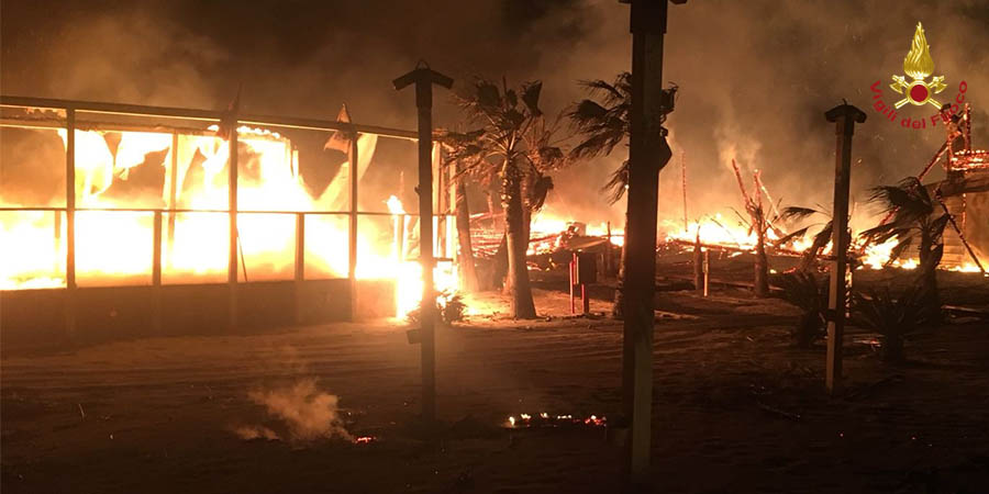 In fiamme uno stabilimento balneare a Catania