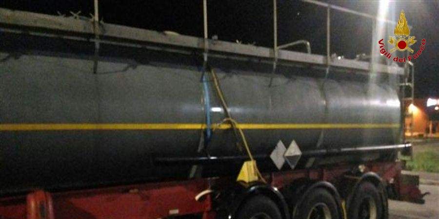 Cesena, fuga di acido da un'autocisterna