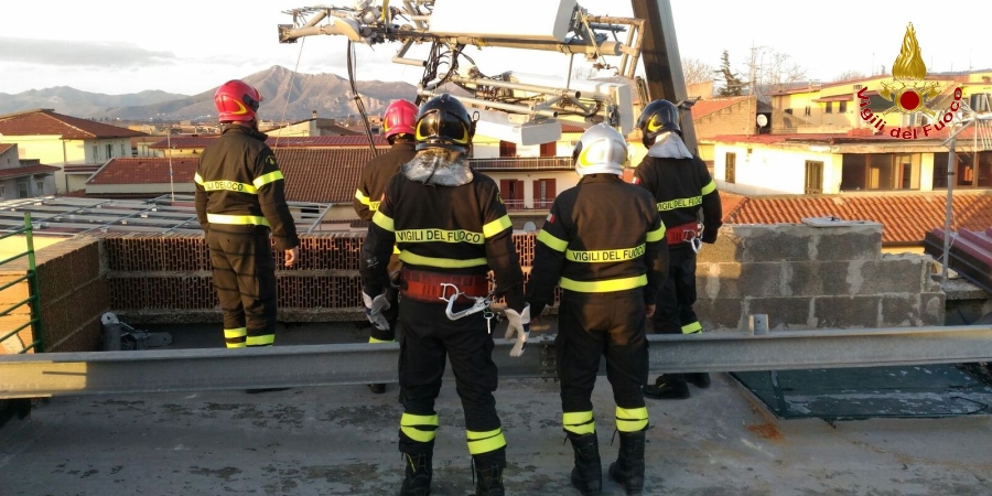 Caserta, intervento dei Vigili del fuoco per la caduta di un'antenna di telefonia