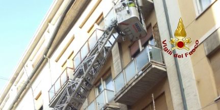 Ancona, rimosse parti pericolanti da un edificio cittadino