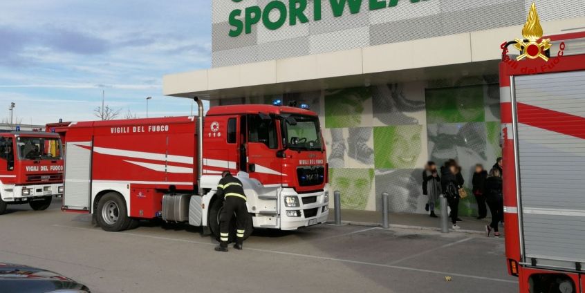 Ancona, principio d'incendio all'interno di un centro commerciale