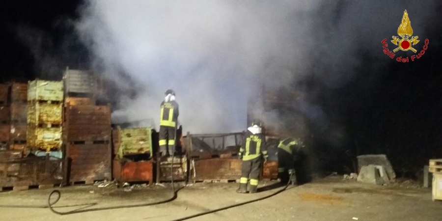 Torino, in fiamme cassoni e pedane in un'area di stoccaggio nel comune di San Giorgio