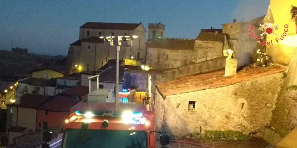 Catanzaro, incendio magazzino nel comune di Sellia
