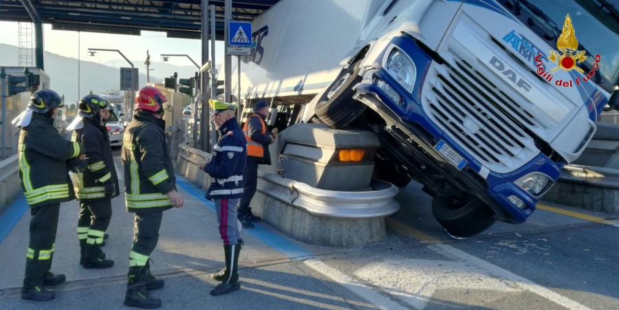 Savona, incidente presso il casello autostradale