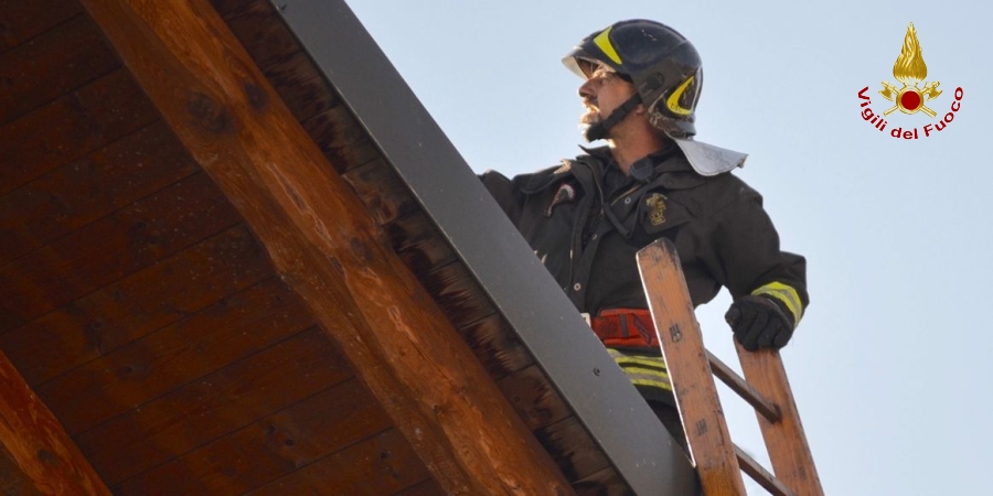 Macerata, incendio tetto abitazione