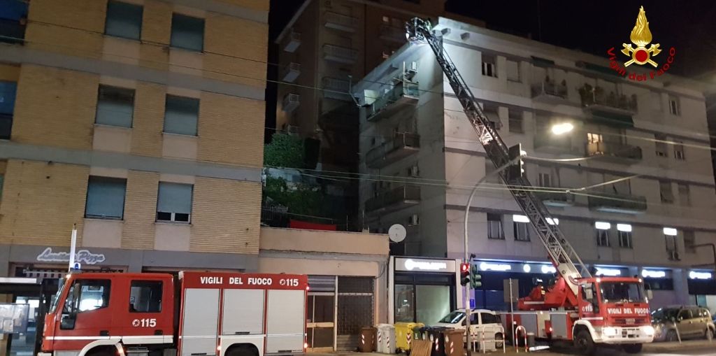 Ancona, rimosse dai Vigili del fuoco parti pericolanti dal cornicione di un condominio